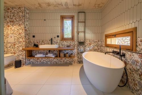 维琪奥港Domaine de Casanghjulina的一间带大浴缸和两个盥洗盆的浴室