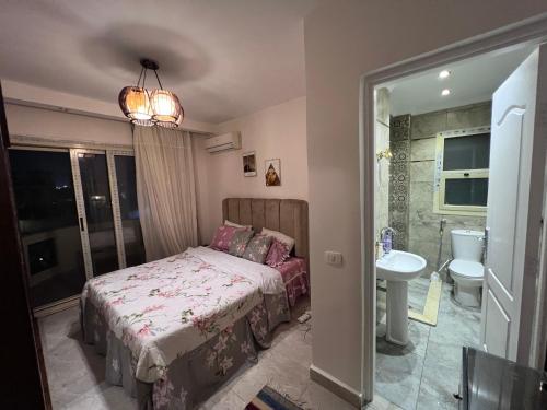 阿莱曼فيلا مميزه جدا في الساحل الشمالي ستيلا هايتس Stella Heights - Sidi Abd El-Rahman villa type M的一间卧室配有床、水槽和卫生间