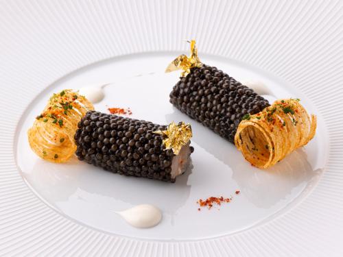 蒙特卡罗Hôtel Métropole Monte-Carlo - Deux restaurants étoilés的 ⁇ 上一盘带黑玉米的食物