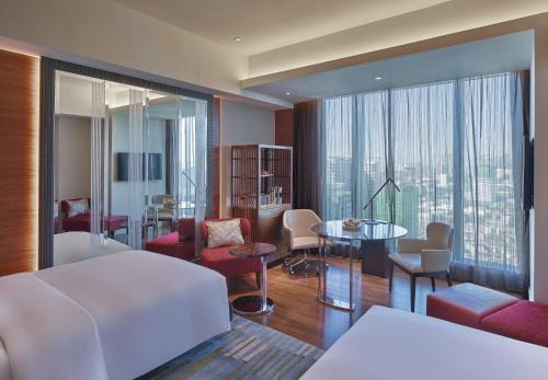 马尼拉Grand Hyatt Manila的酒店客房设有床和客厅。