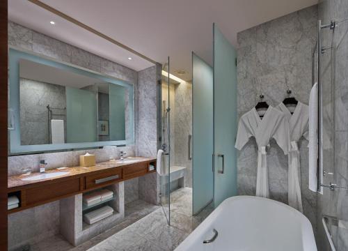 马尼拉Grand Hyatt Manila的带浴缸、水槽和淋浴的浴室