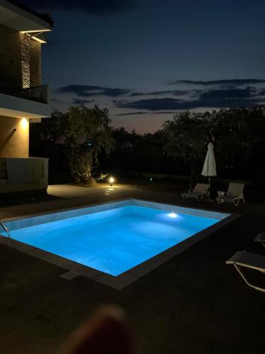 斯卡拉拉乔伊Olea Luxury Villa的后院的游泳池