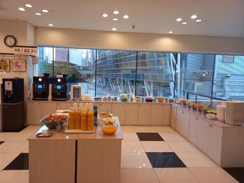 釜山釜山站东横道1号酒店的一个带水果柜台的大厨房