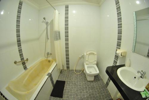 丹戎槟榔全景酒店的带浴缸、卫生间和盥洗盆的浴室