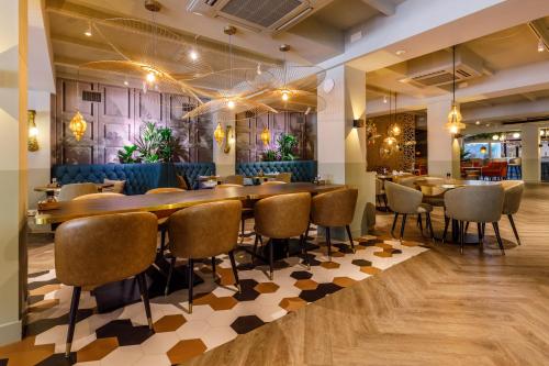 弗利辛恩皮卡德餐厅酒店的一间带长桌和椅子的用餐室