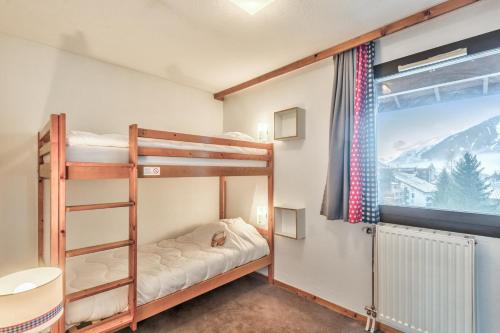 夏蒙尼-勃朗峰玛伊瓦利维耶尔的双层床间 - 带两张双层床和一扇窗户