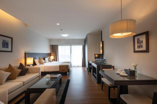 卡宾布里坎塔瑞甲民武裏酒店的酒店客房设有床和客厅。