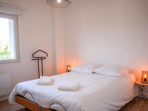 DéolsLe Convivial • Stationnement Facile • Paisible的一张白色的床,上面有两条毛巾