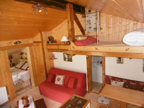 夏蒙尼-勃朗峰Mazot le Petit Drus的客房设有两张双层床和一张床。