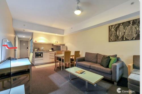 达尔文Darwin Harbour Suite的客厅配有沙发和桌子