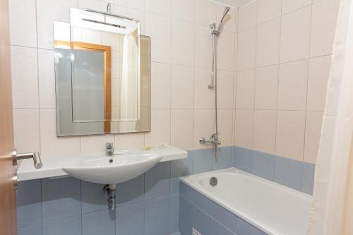 辛尼莫雷特Частен апартамент в затворен комплекс的浴室配有盥洗盆、镜子和浴缸