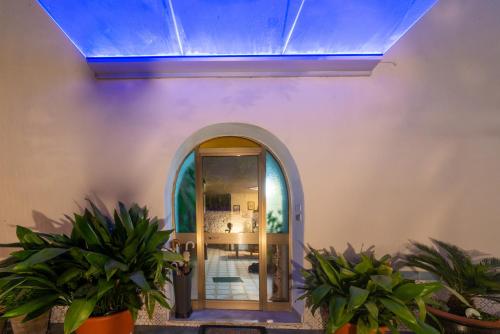 伊斯基亚Villa dei Sogni - Aparthotel Ischia Ponte的一座拥有蓝色天花板和植物的建筑