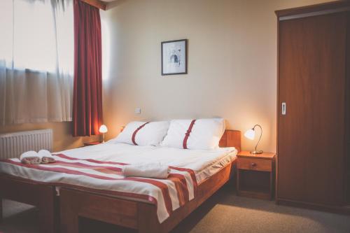 佩奇弗洛丹佩奇酒店的一间卧室配有一张带白色床单的床和一扇窗户。