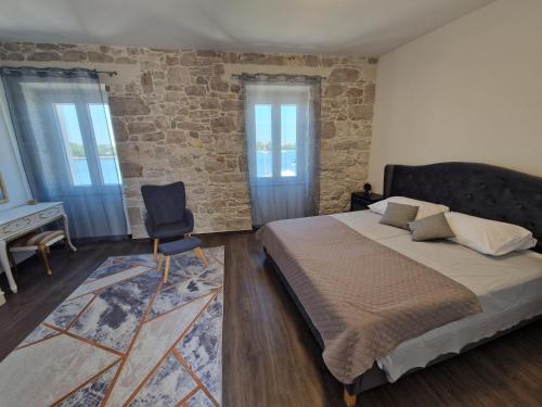 苏科尚Villa Galleria的一间卧室设有一张大床和石墙