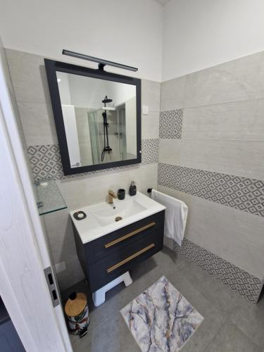 苏科尚Villa Galleria的一间带水槽和镜子的浴室