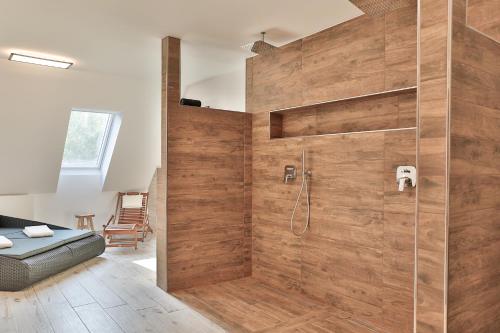 KolonieFerienwohnungen an der Hauptspree的带淋浴的浴室和木墙