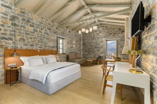 利梅尼Trapela Limeni Luxury Suites的卧室配有砖墙内的床铺