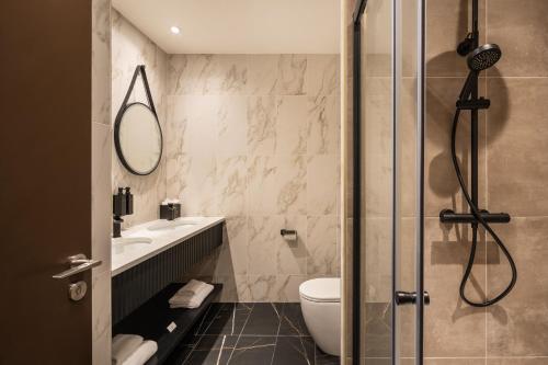 伦敦德里The Ebrington Hotel的带淋浴、卫生间和盥洗盆的浴室