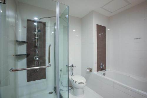 大城凯特丽大城府饭店的一间带卫生间和玻璃淋浴间的浴室