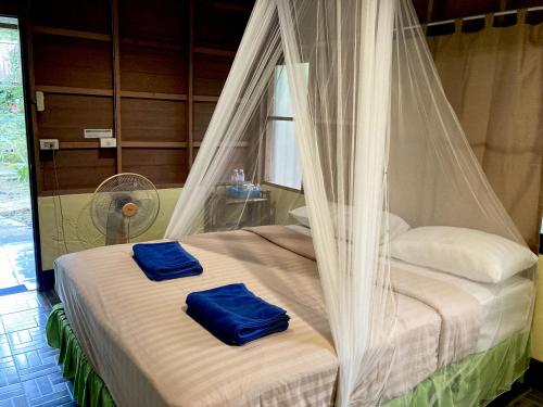 考索考索晨雾度假酒店的床上有2个蓝色枕头