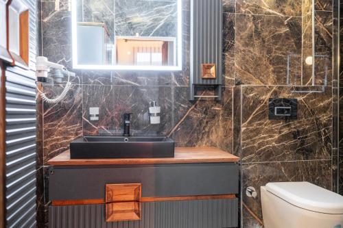 安塔利亚蓝色海洋花园酒店的一间带水槽和卫生间的浴室