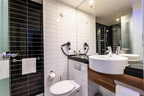 德累斯顿Premier Inn Dresden City Zentrum的浴室配有白色卫生间和盥洗盆。