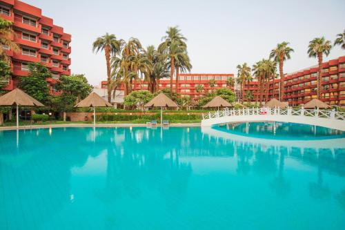 卢克索Pyramisa Hotel Luxor的酒店前方的大型游泳池