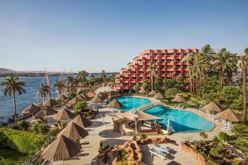 卢克索Pyramisa Hotel Luxor的享有带游泳池的度假村的空中景致