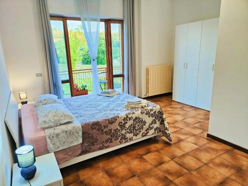 San GinesioAffittacamere Sanja的一间卧室设有一张床和一个大窗户