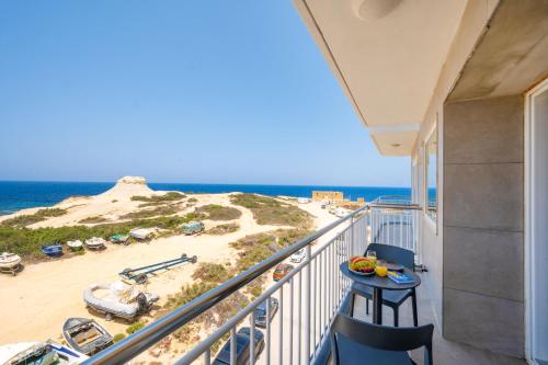 泽布季Salini Suites的享有海滩和海洋美景的阳台。