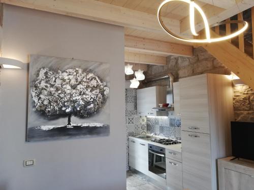 卡洛福泰A cà da Chidedda - IUN Q6445的厨房墙上挂着一棵树画