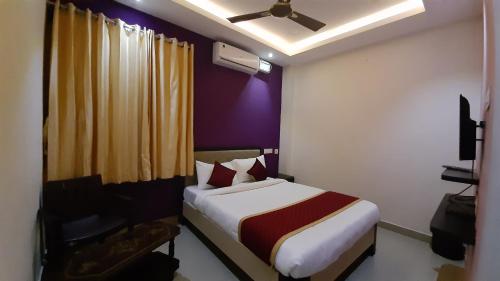 坦贾武尔Hotel Abedrooms- Budget stay Thanjavur的一间卧室配有一张床和吊扇