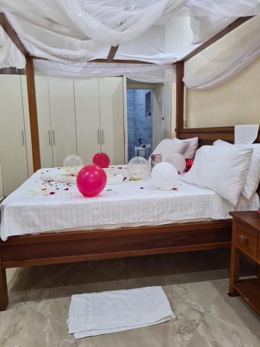 瓦塔穆Linda's Little Lincoln的一间卧室,床上配有红色气球床