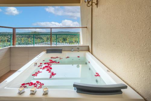 波德申塔斯克别墅国际度假村的带窗户的客房内的红花热水浴池