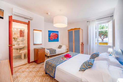 里奥马里纳日欧苏尔玛瑞酒店的一间带两张床的卧室和一间浴室