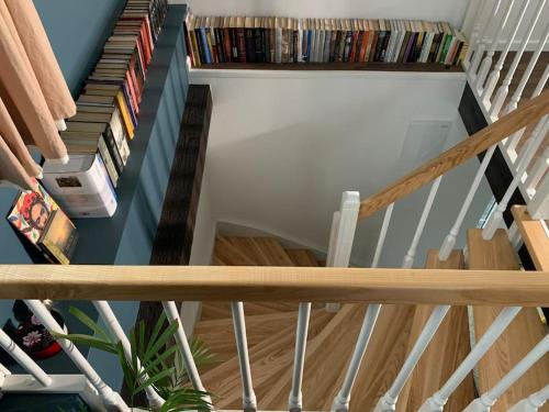 KelmėLovely Tiny House的螺旋楼梯,有书房和书房