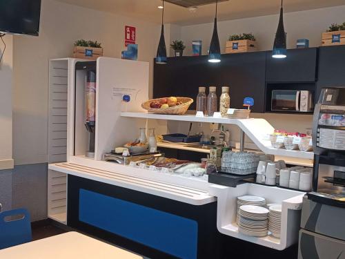 阿利坎特ibis budget Alicante的厨房配有带冰箱的柜台
