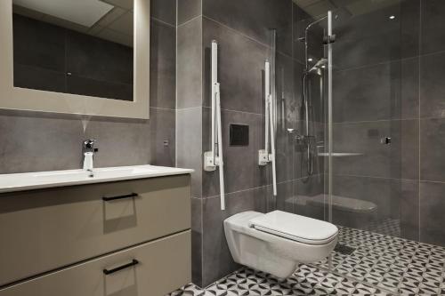 贝特斯托尔Riddergaarden的浴室配有卫生间、盥洗盆和淋浴。