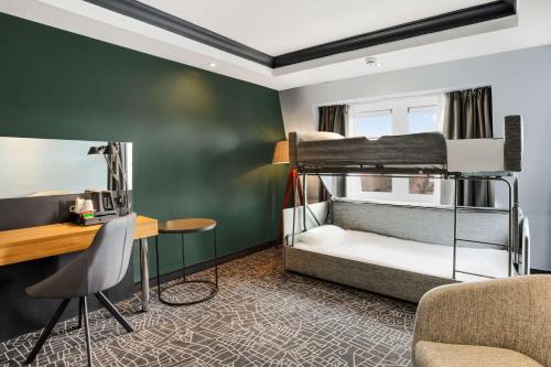 约克Radisson Hotel York的客房设有两张双层床和一张书桌。