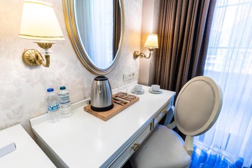 乌宗Flora Uzungöl Resort Hotel的一间带水槽、卫生间和镜子的浴室
