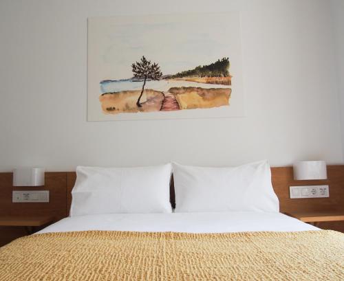 格罗韦HOTEL BOUTIQUE VILAVELLA的一间卧室配有一张壁画床