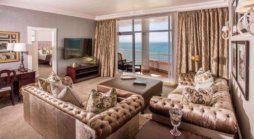 德班Beverly Hills的客厅设有两张沙发,享有海景