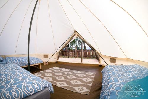 耶莱尼亚古拉Glamping Komarno的帐篷配有两张床和地毯