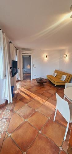 卡拉德米哈斯拉皮尔拉德托热努瓦酒店的一间大客房,配有一张床,铺有瓷砖地板