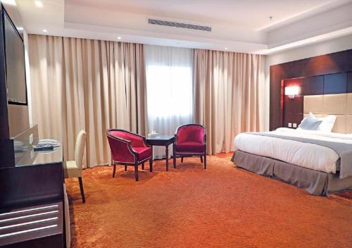 吉达ارجان سويت 2的酒店客房带一张床、一张桌子和椅子