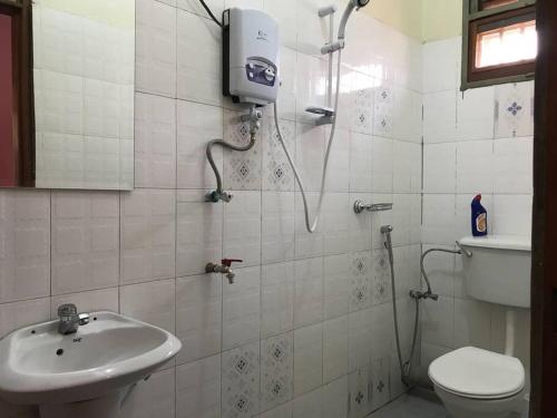 卡塞斯BLT Residence - Kasese A serene and tranquil home的带淋浴、卫生间和盥洗盆的浴室