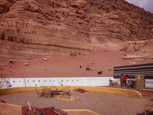 El QuweiraMalakoRum的享有沙漠美景,配有桌椅
