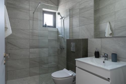 拉纳卡Yasou 1- Bedroom Apartment in Larnaca的浴室配有卫生间、盥洗盆和淋浴。