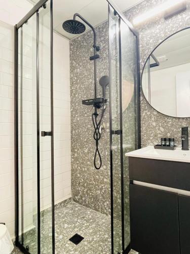 海法Haneemanim Apartments的带淋浴和盥洗盆的浴室