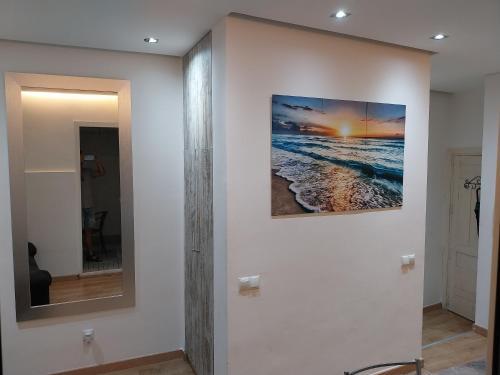 马德里Céntrico apartamento con patio的墙上有两张海洋照片